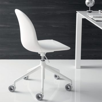 Academy chair on wheels by Connubia - Mariette Clermont
